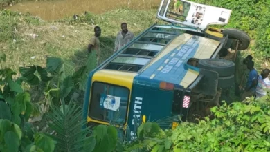 Kumasi: 14 pupils injured after school bus somersaults and fell into a ditch