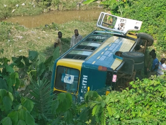 Kumasi: 14 pupils injured after school bus somersaults and fell into a ditch