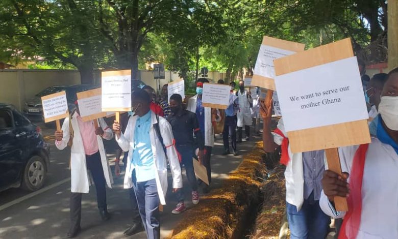 Police arrest 7 Physician Assistants for picketing for jobs