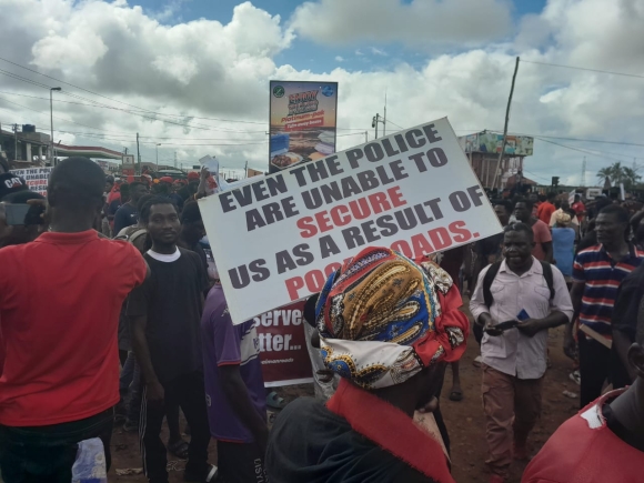 Ashaiman: Police Officer rushed to hospital after protesters pelted him with stones